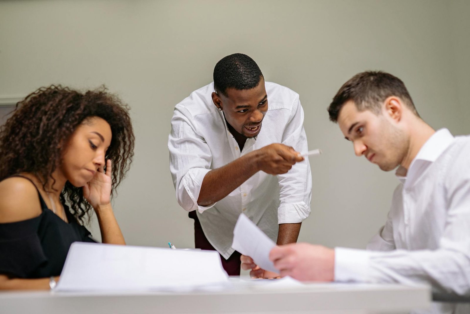 Gestion des conflits en entreprise, management d’équipe, résolution de conflit, communication assertive, médiation interne, écoute active, feedback constructif, négociation, gestion des émotions, leadership empathique, intelligence émotionnelle, procédures RH, coaching d’équipe, formation à la médiation, prévention des tensions, culture du dialogue, prise de décision collaborative, plan d’action post-conflit, évaluation post-conflit, soutien psychologique en entreprise, dynamique de groupe, prévention burnout, suivi des accords, politique de médiation
