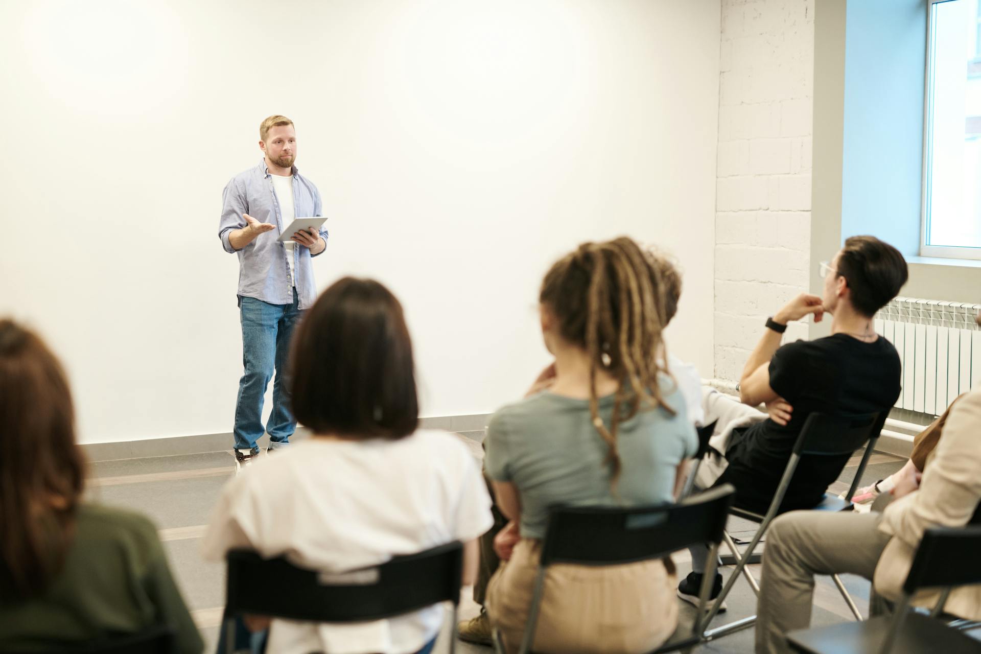 Prise de parole en public, prise de parole public, parler sans stress, convaincre auditoire, gestion trac, confiance en soi, préparation approfondie, structurer discours, langage non verbal, respiration diaphragmatique, posture ouverte, contact visuel, pauses conscientes, storytelling percutant, anecdotes significatives, adaptabilité message, identifier audience, introduction accrocheuse, voix posée, ton modulé, clarté du message, répétition constructive, visualisation mentale, transformation stress en énergie, préparation mentale, présence scénique, techniques démontrées, leadership verbal, formation prise de parole, e‑learning communication, blended learning, Qualiopi, CPF, RNCP, ORSYS, Cegos, CNAM, Paris, Lyon, Marseille, Toulouse, Lille, Nantes, Strasbourg, Bordeaux, Montpellier, Rennes