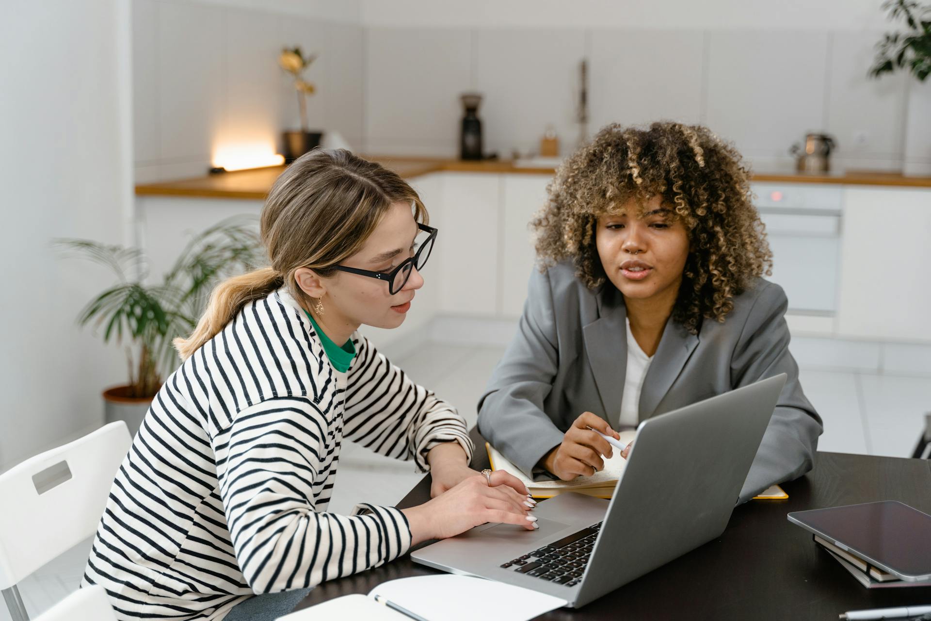 motiver équipe sans budget, motivation non financière, reconnaissance sincère, sens au travail, autonomie, délégation responsabilités, feedback positif, rituels valorisants, cohésion équipe, objectifs personnels, implication décision, qualité de vie au travail, équilibre vie pro vie perso, logement environnement bienveillant, participation collaborative, participation équipe, valorisation efforts, communication authentique, pyramide Maslow appliquée, théories Maslow Herzberg, engagement intrinsèque, leadership humain, formation manager, e‑learning management, blended learning, Qualiopi, CPF, RNCP, ORSYS, Cegos, CNAM, Paris, Lyon, Marseille, Toulouse, Lille, Nantes, Strasbourg, Bordeaux, Montpellier, Rennes