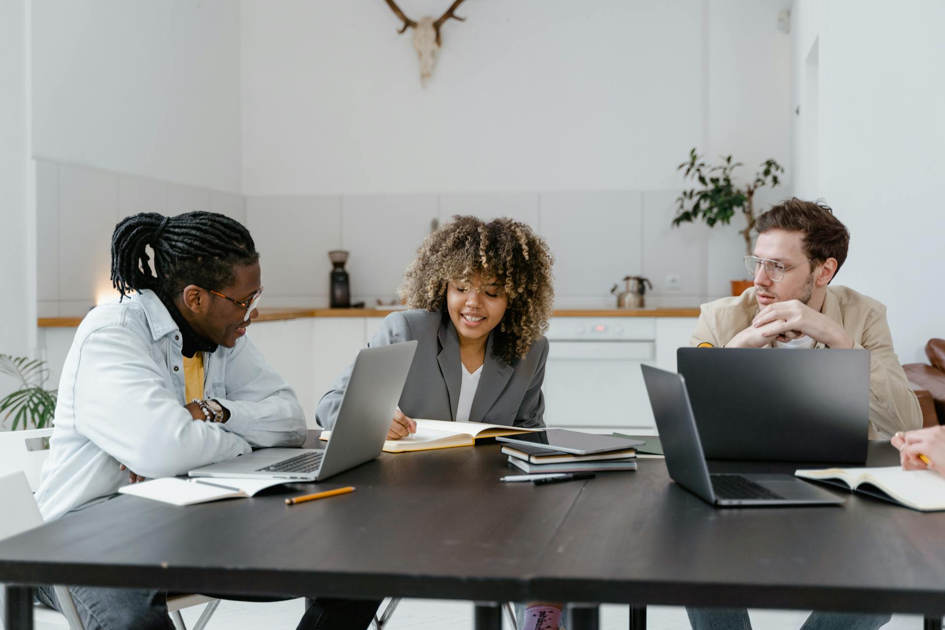 motiver équipe sans budget, motivation non financière, reconnaissance sincère, sens au travail, autonomie, délégation responsabilités, feedback positif, rituels valorisants, cohésion équipe, objectifs personnels, implication décision, qualité de vie au travail, équilibre vie pro vie perso, logement environnement bienveillant, participation collaborative, participation équipe, valorisation efforts, communication authentique, pyramide Maslow appliquée, théories Maslow Herzberg, engagement intrinsèque, leadership humain, formation manager, e‑learning management, blended learning, Qualiopi, CPF, RNCP, ORSYS, Cegos, CNAM, Paris, Lyon, Marseille, Toulouse, Lille, Nantes, Strasbourg, Bordeaux, Montpellier, Rennes