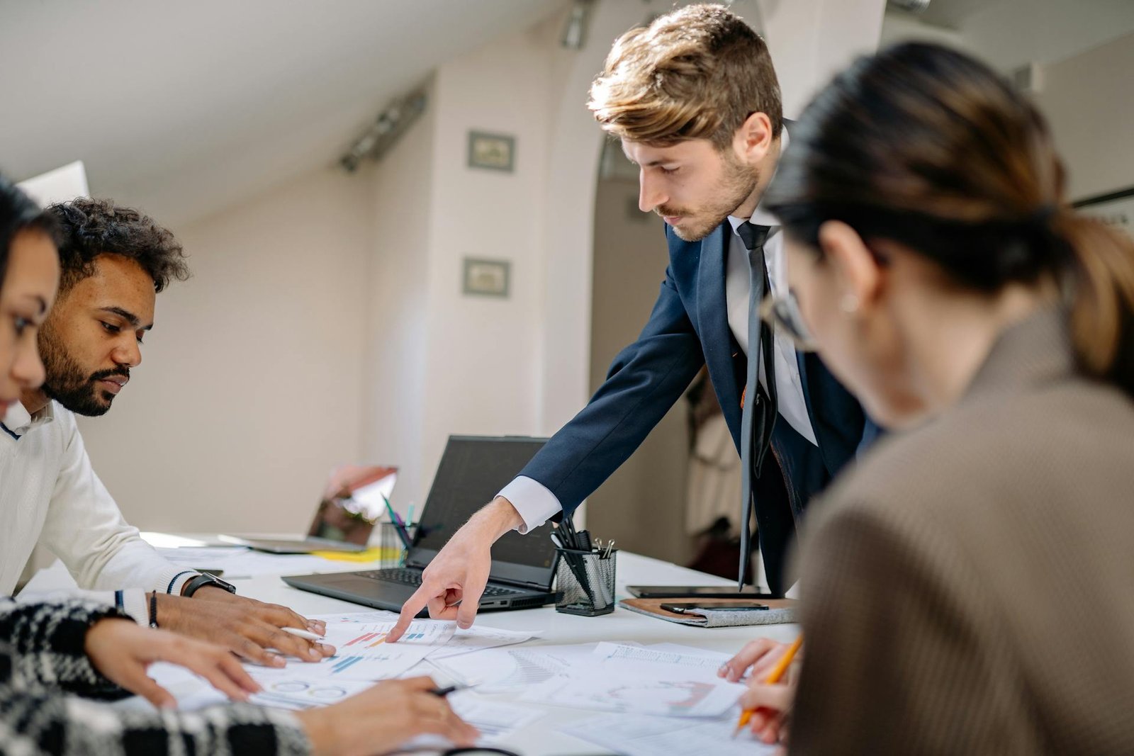 leadership inclusif, management inclusif, diversité & inclusion, inclusion au travail, égalité des chances, équité, non-discrimination, biais inconscients, unconscious bias, culture inclusive, inclusive leadership, accessibilité, handicap au travail, mixité, parité femmes-hommes, égalité salariale, prévention du harcèlement, QVT, bien-être au travail, engagement collaborateurs, ERG, allyship, recrutement inclusif, onboarding inclusif, communication inclusive, feedback 360, soft skills managers, RSE social, ESG, marque employeur, e-learning, blended learning, bootcamp, webinar, présentiel, à distance, Qualiopi, CPF, RNCP, Paris, Lyon, Marseille, Toulouse, Lille, Nantes, Strasbourg, Bordeaux, Montpellier, Rennes, ORSYS, Cegos, CNAM